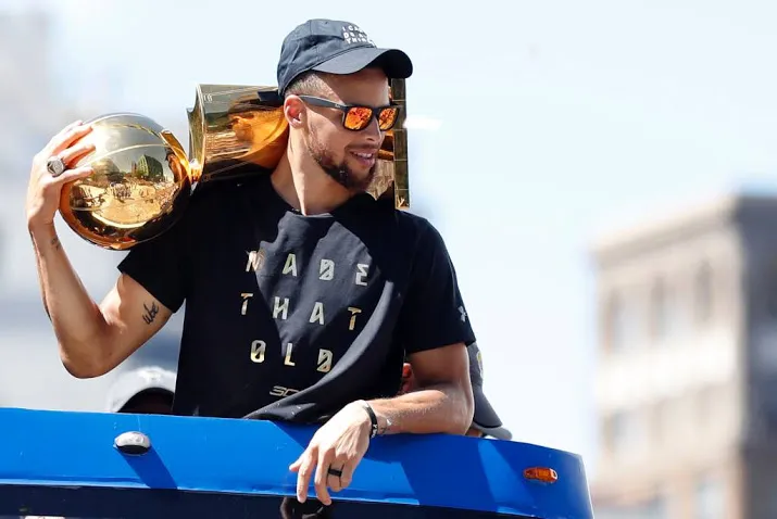 curry toont klasse mijlpaal voor anthony