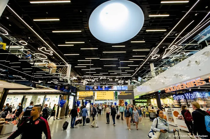 d66 wil niet essentiele winkels op schiphol dicht
