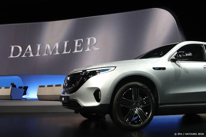 daimler duikt diep in het rood