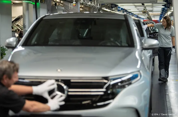 daimler tekent voor kredietlijn van 12 miljard