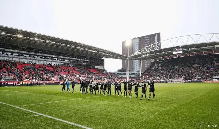 dak van stadion galgenwaard nagekeken