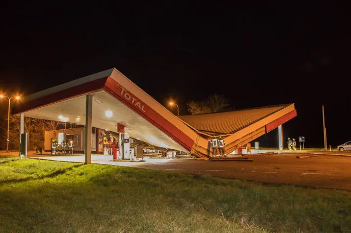dak van tankstation aan a58 ingestort