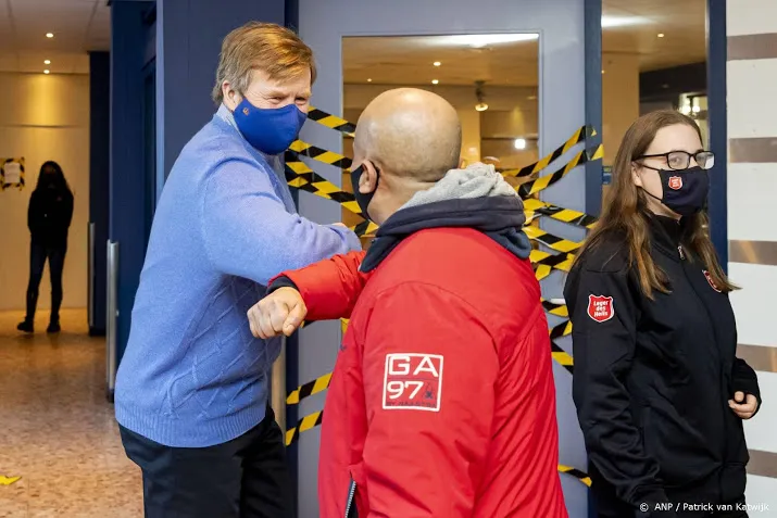 dakloze vraagt willem alexander wat zijn bezoek schuift