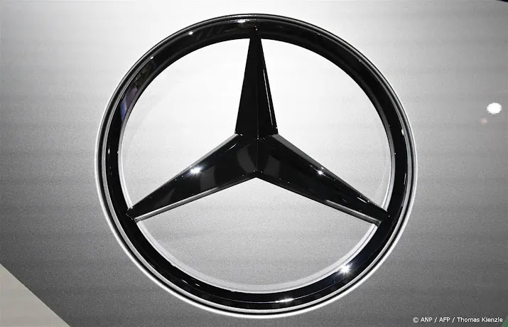 dalende vraag elektrische autos zet winst mercedes onder druk