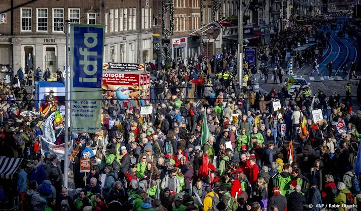 dam in amsterdam stroomt vol met klimaatbetogers
