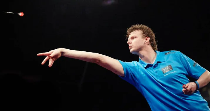 darter veenstra vliegt er uit op lakeside
