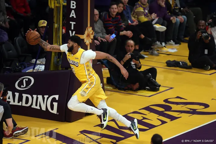 davis en james leiden lakers langs pistons in nba