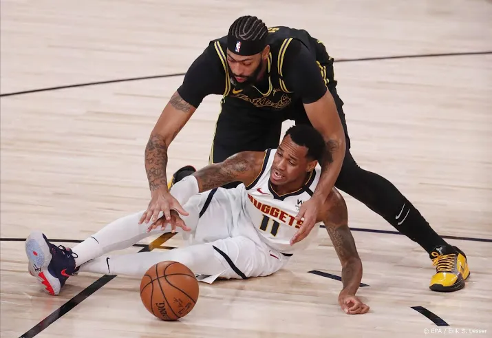 davis schiet la lakers in zoemer naar tweede zege