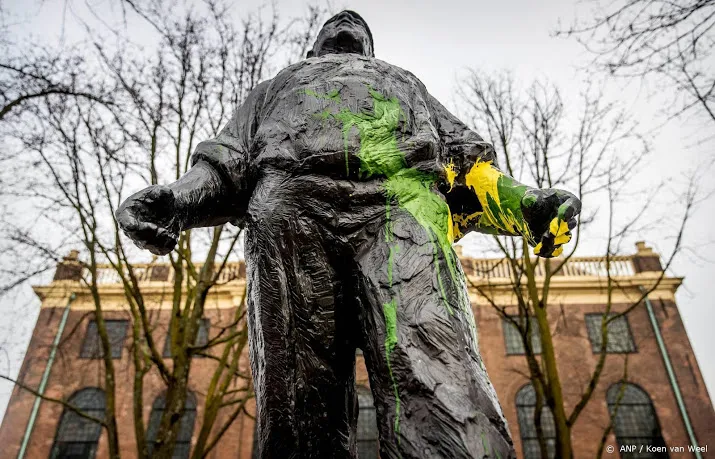 de dokwerker met geel en groen beklad