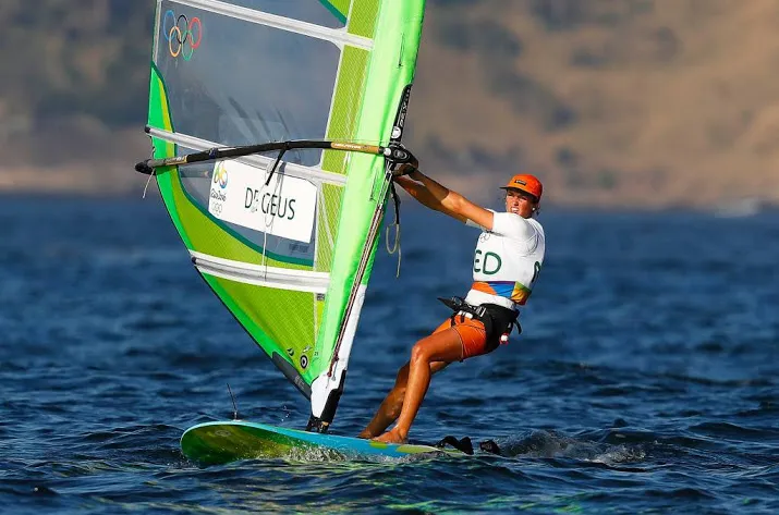 de geus start goed op olympisch zeilwater