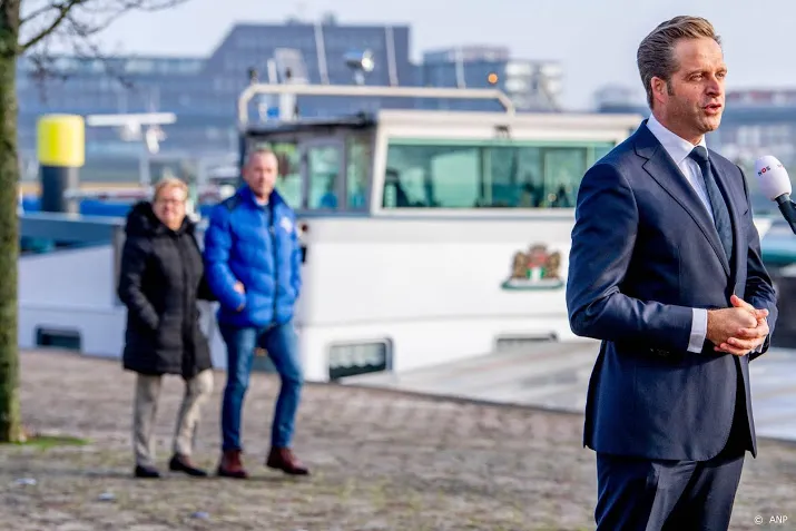 de jonge alleen zorgberoepen als eerste vaccineren