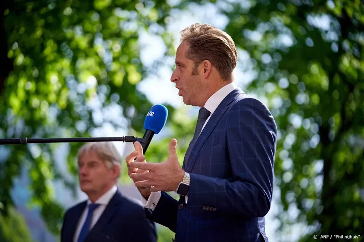 de jonge corona check voor vliegvakantie is schijnveiligheid