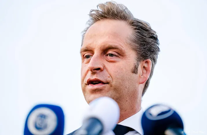 de jonge kijkt naar aanpakken valse covid 19 verklaringen
