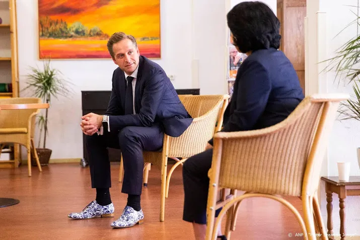 de jonge moet verpleeghuizen dwingen meer bezoek toe te staan