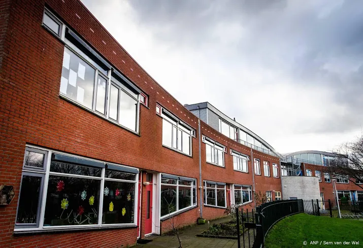 de jonge serieus aantal besmettingen britse variant bij school