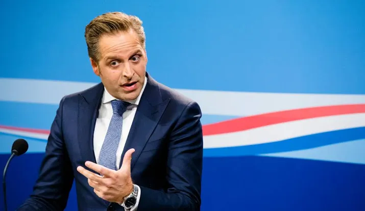 de jonge spreekt verspreider suicidepoeder aan