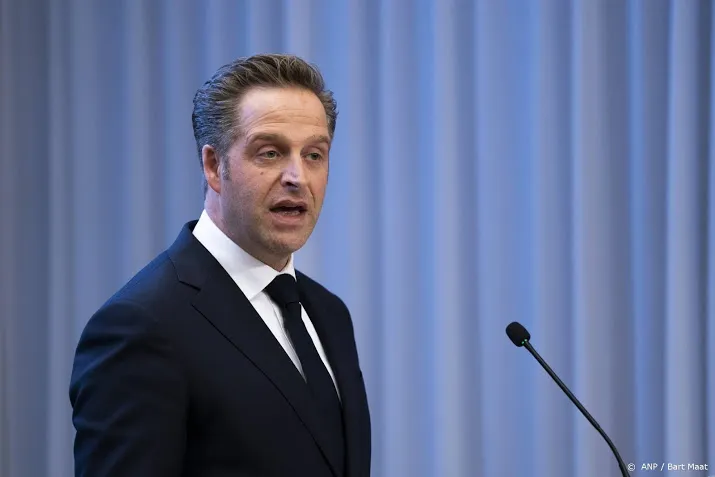 de jonge verpleeghuisbewoner mag twee bezoekers ontvangen