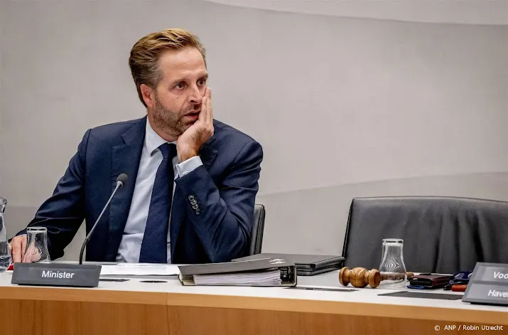 de jonge vindt dat de referendumwet van forum de kamer opzij zet