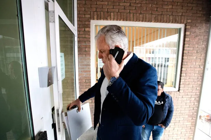 de vries berekenend contact met holleeder