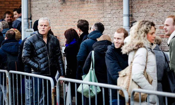 de vries mag niet bij verhoor holleeder zijn
