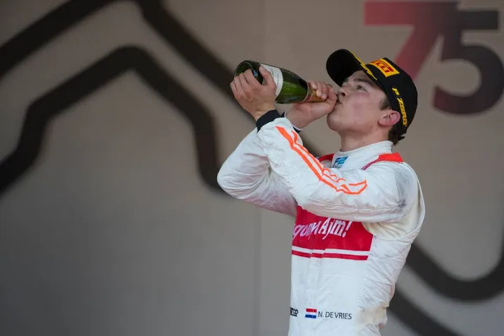 de vries van podium naar grindbak in barcelona