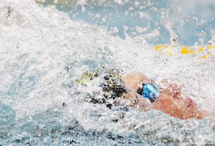 de waard en toussaint zwemmen olympische limiet op 100 meter rug