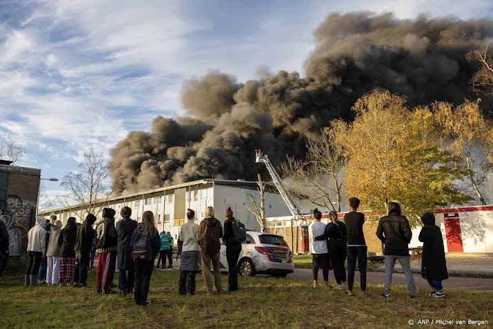 deel appartementencomplex amsterdam ingestort door grote brand