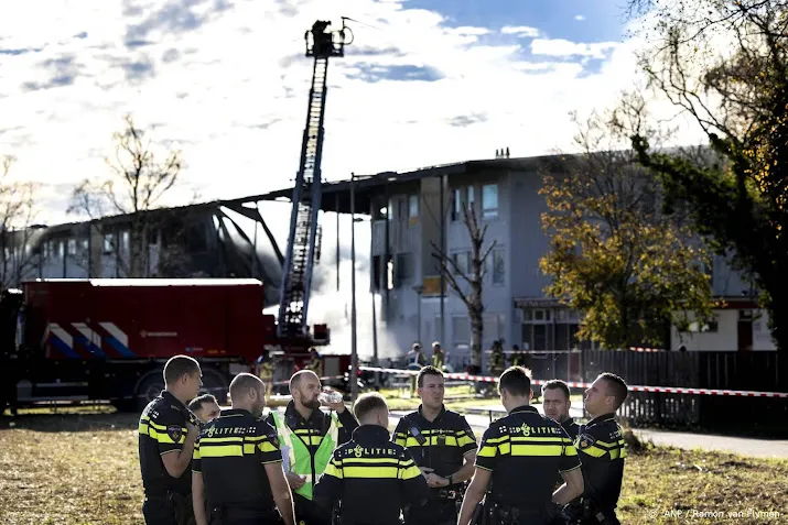 deel bewoners mag weer terug na grote brand amsterdam