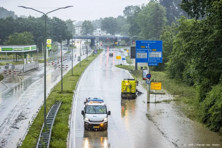 deel snelweg a79 in limburg dicht vanwege wateroverlast