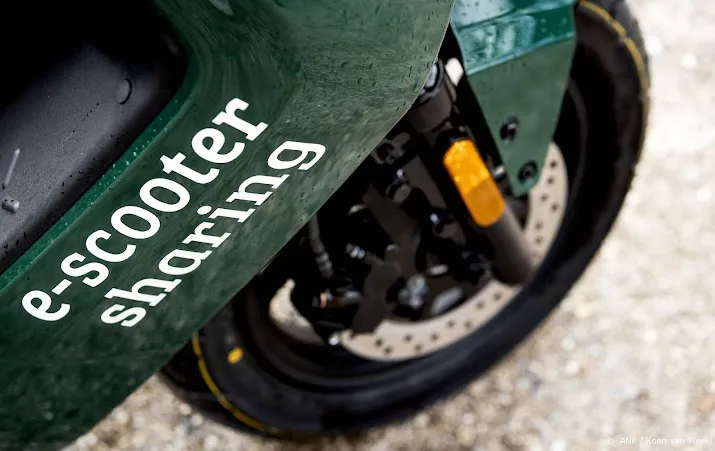 deelautos en scooters van straat voor wk wedstrijd marokko