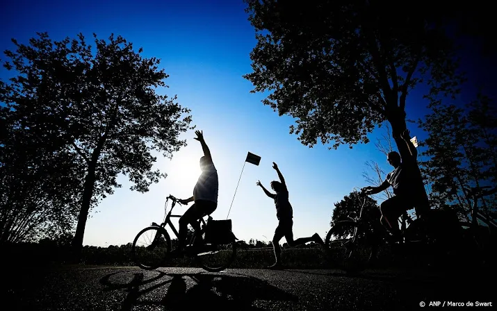 deelnemers estafetteloop roparun finishen in rotterdam