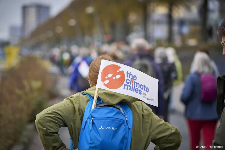 deelnemers klimaatwandeltocht komen aan in glasgow