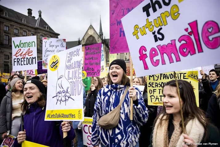 deelnemers lopen feminist march in amsterdam