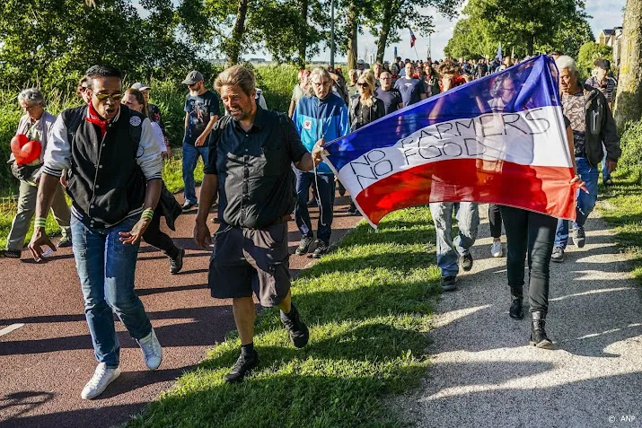deelnemers mars door harderwijk steunen boeren