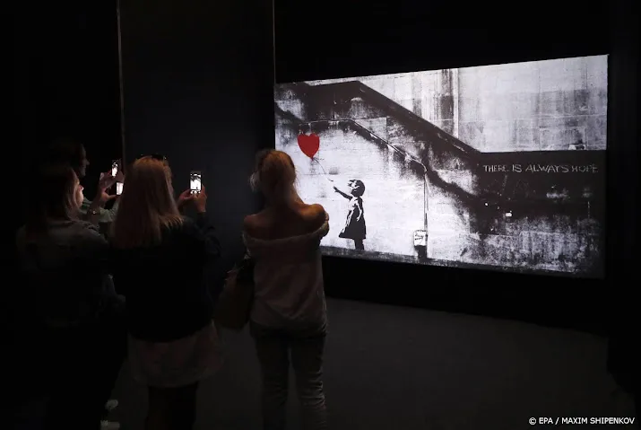 deels versnipperd banksy schilderij gaat in de verkoop
