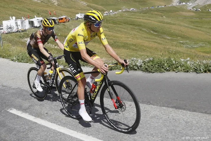 deen vingegaard ontneemt pogacar gele trui in tour