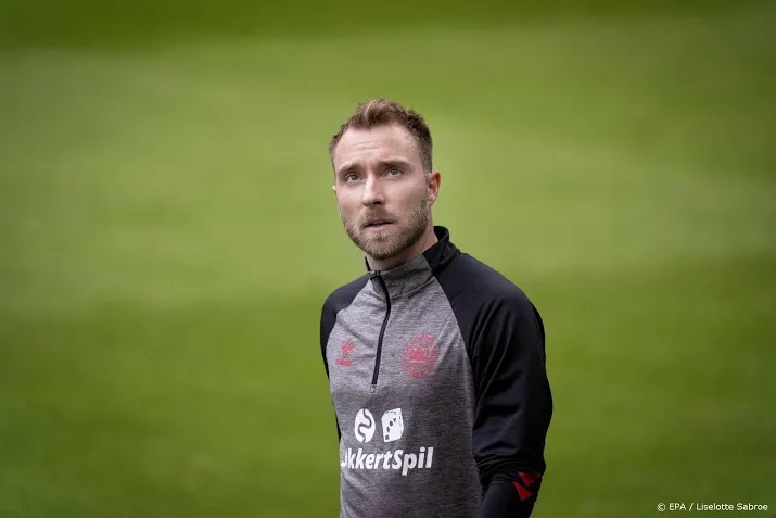deense voetballer eriksen zakt in elkaar tijdens duel met finland