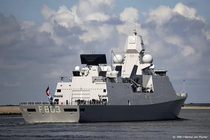 defensie begeleidt russische schepen op noordzee