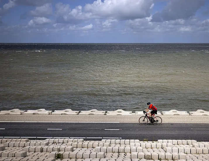 defensie begonnen met berging britse bommenwerper in ijsselmeer