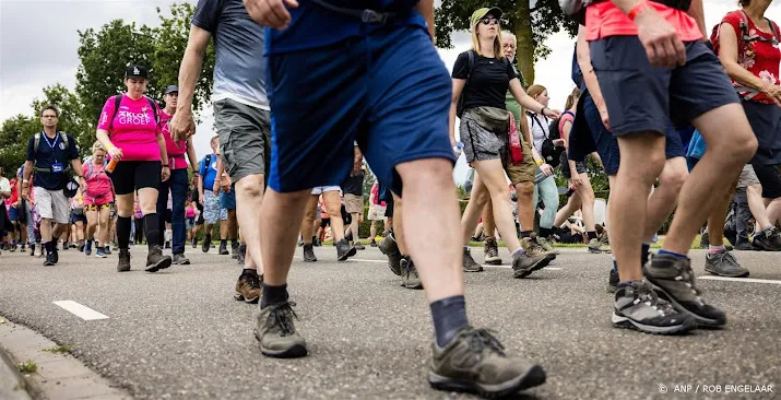 defensie legt nieuwe drijvende brug voor vierdaagse in de maas
