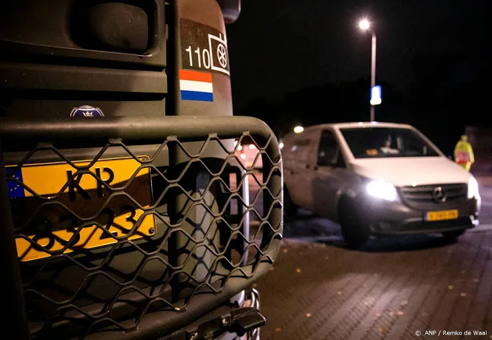 defensievoertuigen staan klaar in den haag