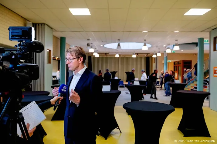 dekker ontbiedt directie kliniek den dolder