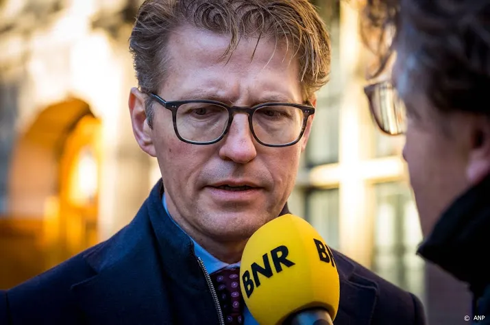 dekker sluit actie tegen sint maarten niet uit