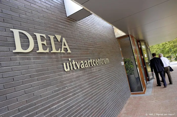 dela werpt yarden reddingsboei toe