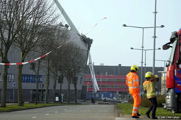 delen dak stadion ado den haag weggewaaid door storm eunice
