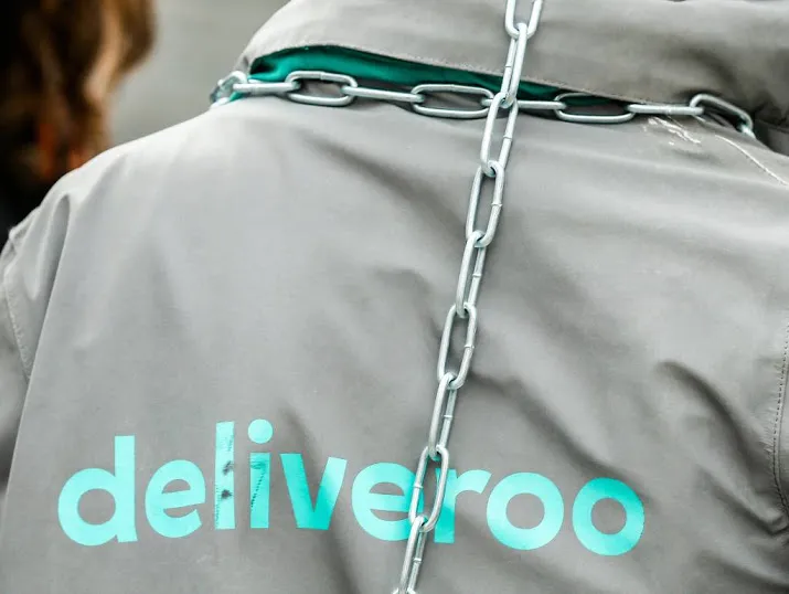 deliveroo verzekert bezorgers tegen ongevallen