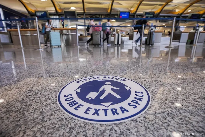 delta air lines laat ongevaccineerd personeel 200 dollar betalen