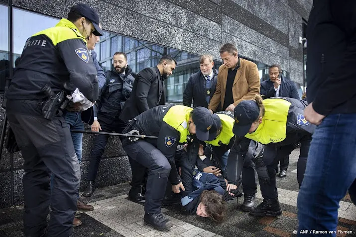demonstrant afgevoerd bij bezoek macron aan uva