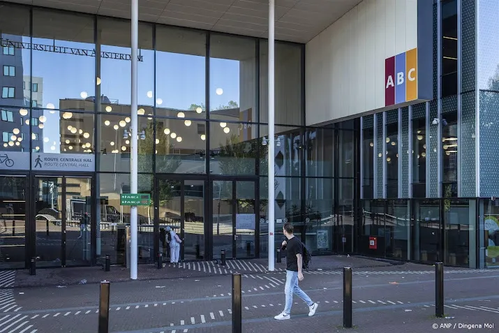 demonstranten bezetten klaslokalen en toiletblok uva gebouw