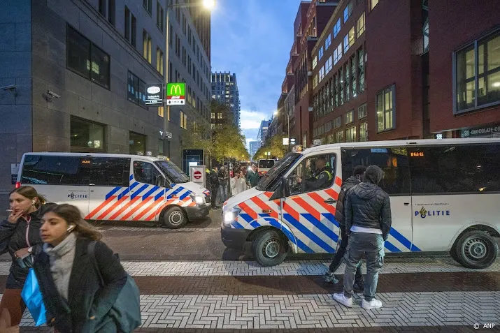 demonstranten bij ministerie waar persconferentie plaatsvindt